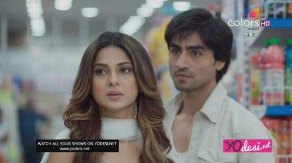 Bepannah – 8. ep. – Zoya i Aditya ugledaju zajedničku sliku Yasha i Pooje u prodavnici!
