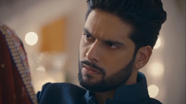 Mehndi Hai Rachne Waali – 72. epizoda - Ragav je primoran pred medijima!