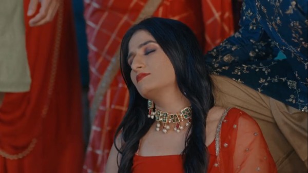 Mehndi Hai Rachne Waali – 218. epizoda - Iša iscenira da je pala u nesvest kako bi joj Ragav prekinuo post!